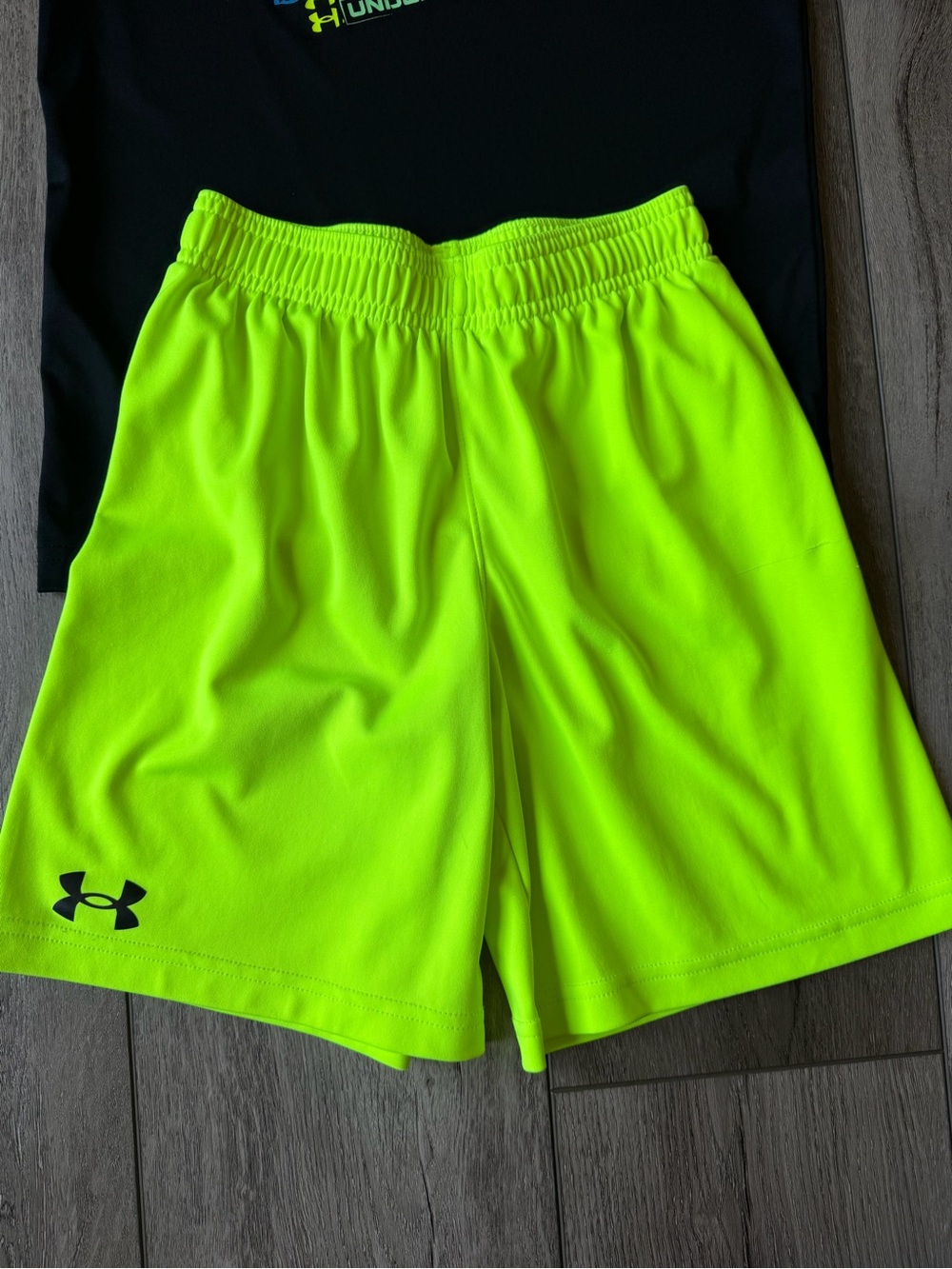 Under Armour Black Graphic Tee & Neon Yellow Athletic Shorts (7) - Picture 4 of 6